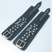 Чёрные кожаные оковы с клепками - БДСМ Арсенал - купить с доставкой в Петрозаводске