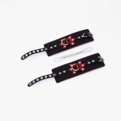 Черные кожаные наручники с красным декором и строчкой - Crazy Handmade - купить с доставкой в Петрозаводске