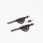 Черные кожаные наручники с клепками, кольцами и золотистой фурнитурой - Crazy Handmade - купить с доставкой в Петрозаводске